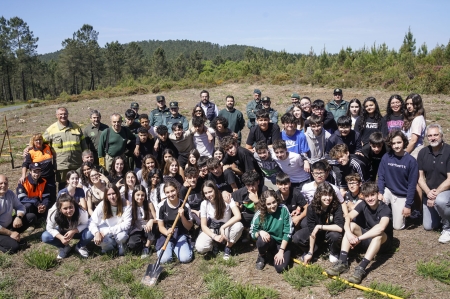 Voz Natura e os alumnos de Josefinas plantan 80 carballos nun monte de Toén